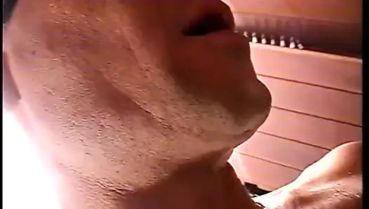 Azgın orta yaşlı seksi kadınlar vahşi grup seks patlamasında büyük zenci yarağını yutuyor