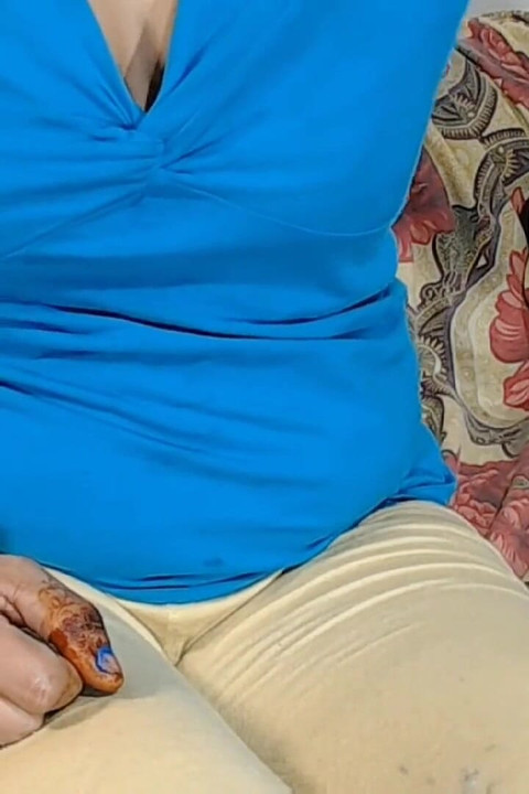 På live videosamtal camgirl visar bröst och fitta