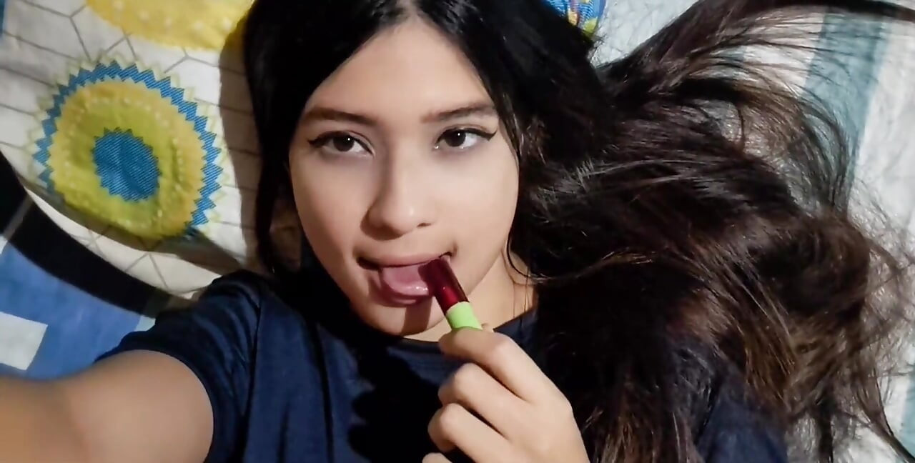 Girl Gets Hot and Shows off Her Big Ass