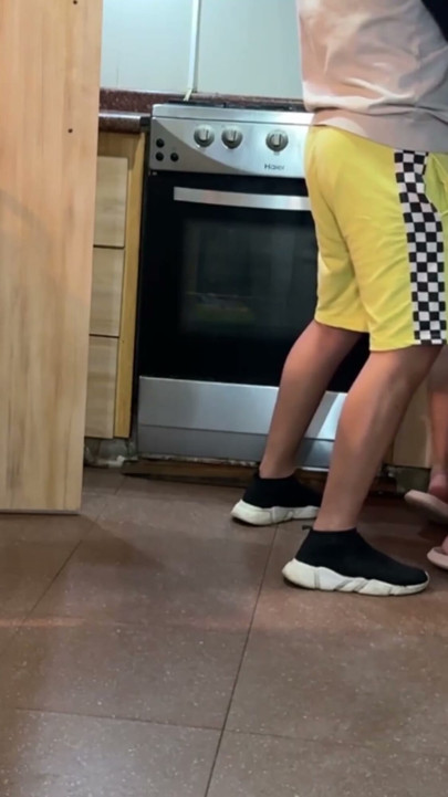 עקרת בית מבקשת מהשכן עזרה לפתות אותו, בעלה לא היה שם והופכת ל🤐 | קליפ 1