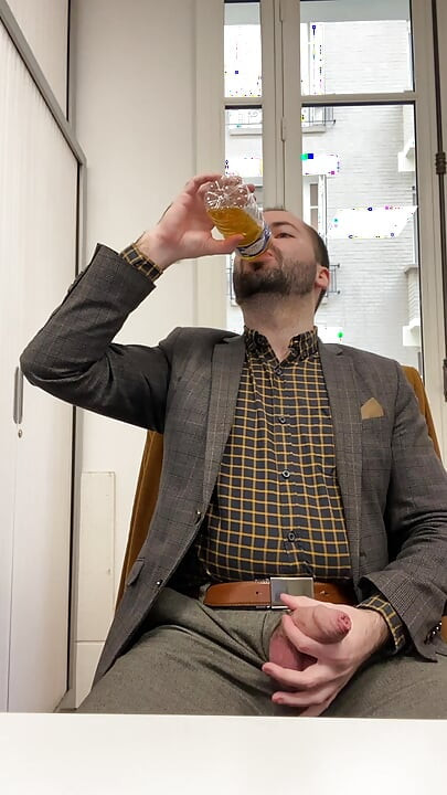 Thomas GODEBIN drinks his own piss at work