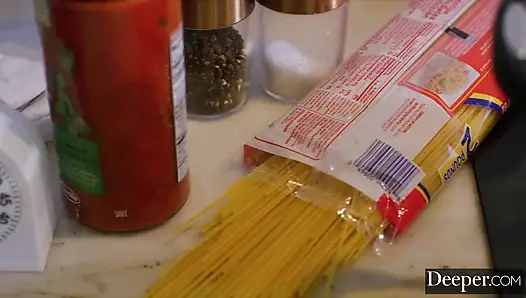 Lebih. Suttin si cewek nakal menggoda sahabat abangnya sendiri