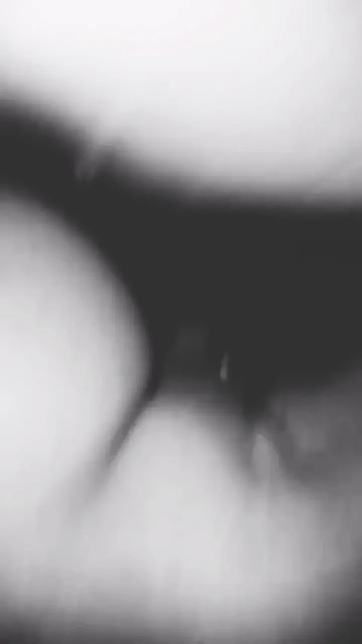그녀의 가슴은 너무 크고 뾰족해
