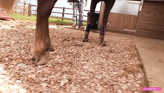 Der lustige typ beobachtet den anderen beim ficken, und dann bekommt er seinen moment von der versauten blondine