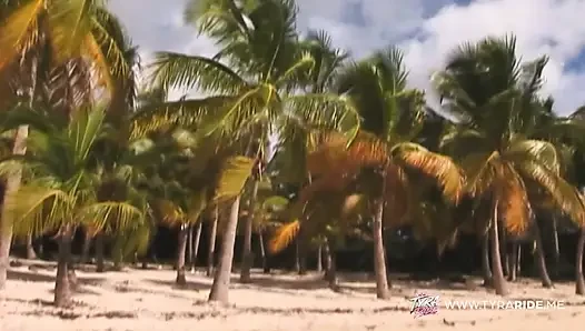 Blonde MILF reitet hart am strand und schlafzimmer für intensiv