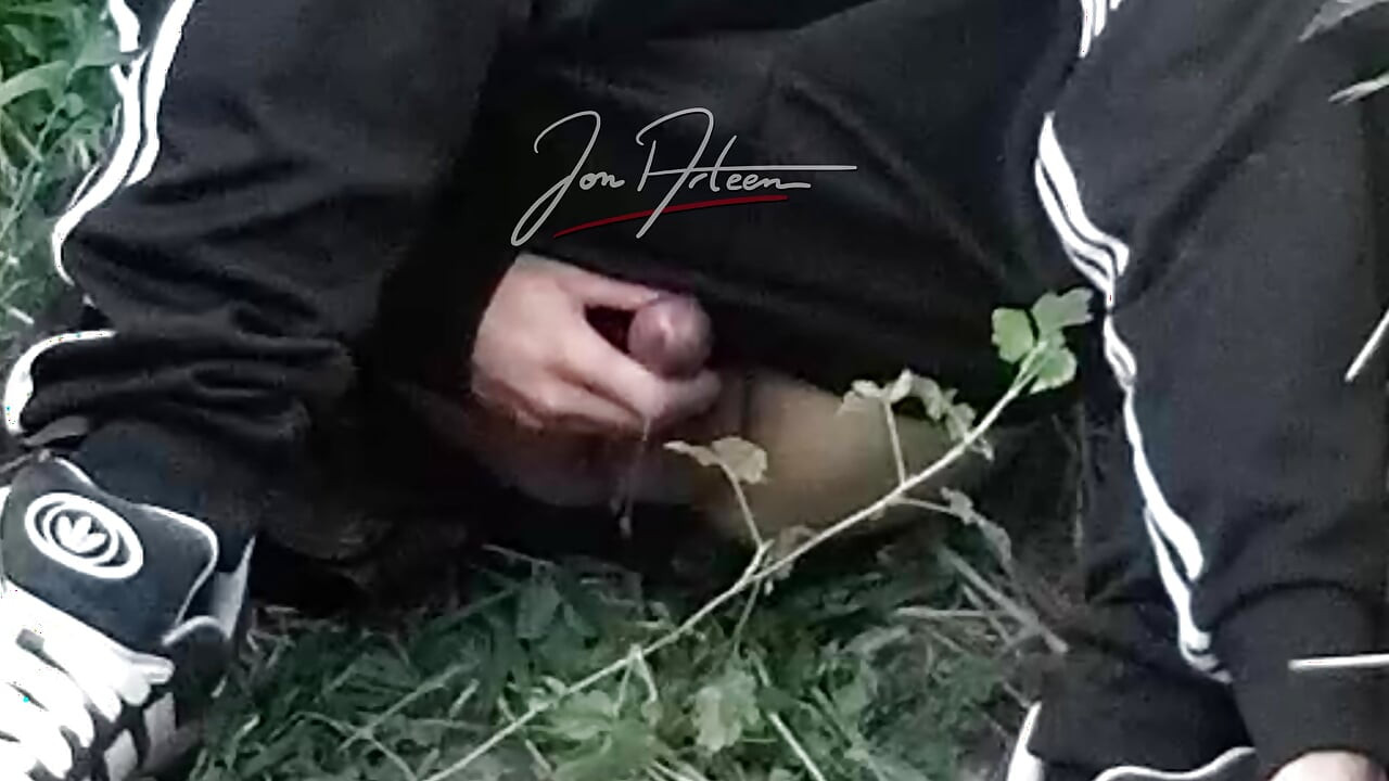 Watch Jon Arteen's ass in the behind-the-scenes replay as the twink cleans up the cum after he ejaculated outdoors