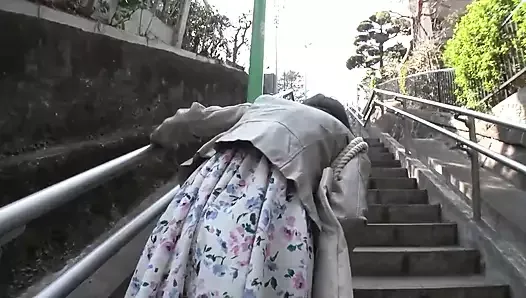 Japońska pielęgniarka jedzie ogromnego kutasa - creampie