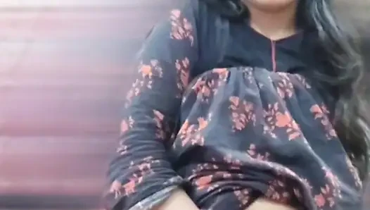 Jija sali ateşli görüntülü görüşme memelerini ve sıkı amcığını gösteriyor