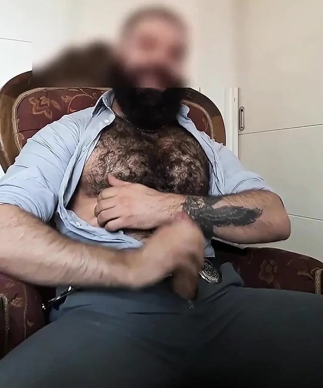 HAIRY MAN WITH CUMSHOT'S ON BEARD