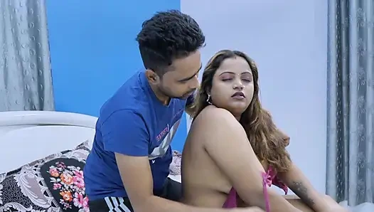 Hintli kadın desi ile kokteyle bakıyor