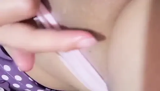 Mädchen mit ihrem arsch masturbiert, bis sie kommt