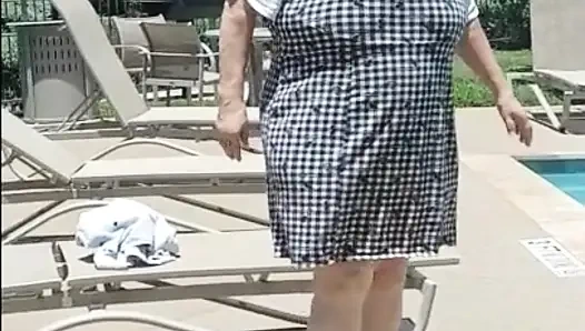 Hemşire Vicki havuza dama giyiyor