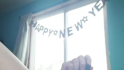 Милфа играет с фиолетовым дилдо!.