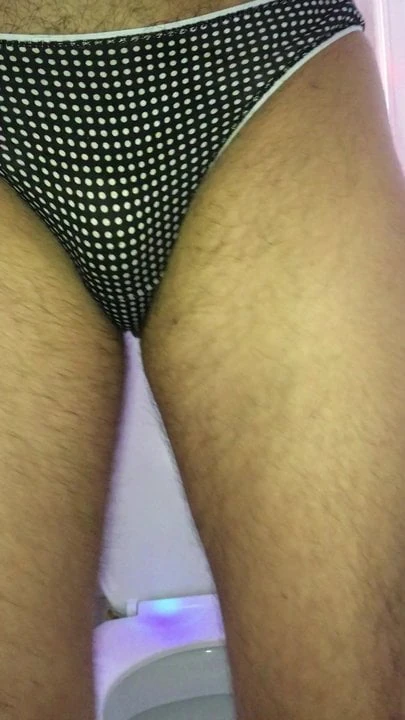 像一个好女孩一样在厕所里撒尿...