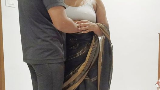 Indische stiefmutter änderte den sari vor ihrem stiefsohn zu hause