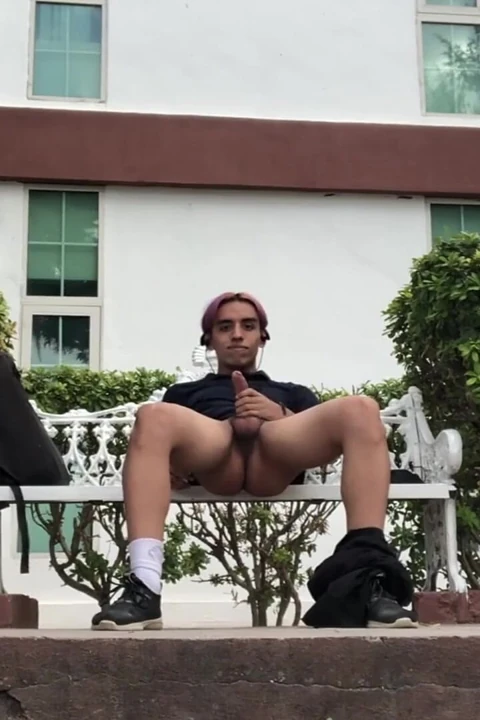 I found a blind spot in the parket sooo I decided to jerk off and feel the adrenaline that comes with doing hot stuff in public