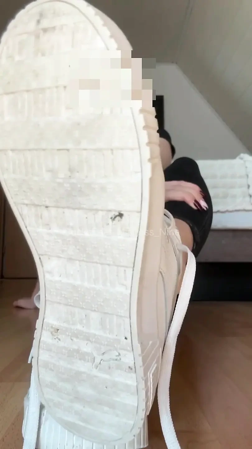 发现你再次盯着我汗淋漓的尼龙袜，不是吗？（V456）