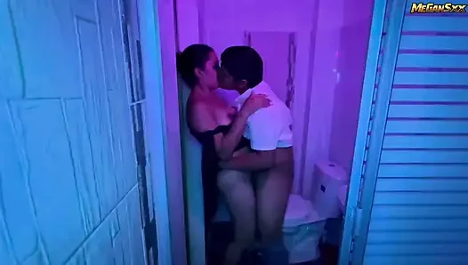 Ngentot di kamar mandi disko