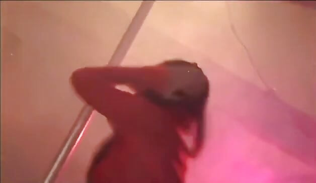 長い脚の赤ん坊が彼女の滑りを舐める