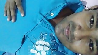 Indischer Junge naixjason vor der Webcam