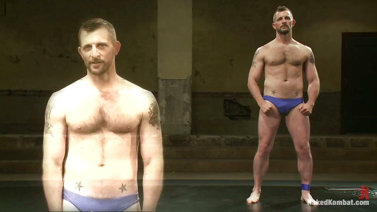 Dois homens musculosos quentes brigam