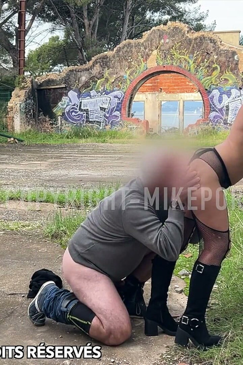 This Good Slut Gives Her an Express Blowjob in an Urbex