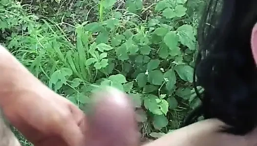 Итальянская брюнетка обрабатывает два члена в деревне в любительском видео