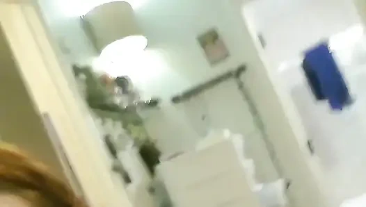 Orta yaşlı seksi kadın uzun bir iş gününden sonra kocasının yarağını emiyor