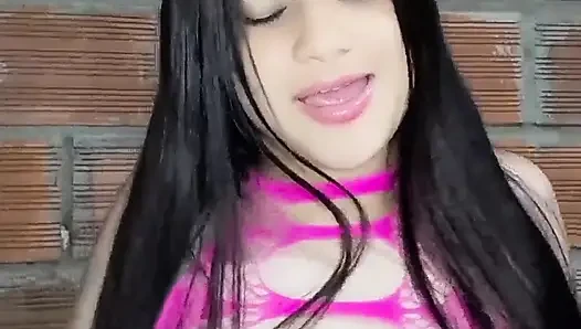 Ngusap itil dan adik tiriku sampai orgasme