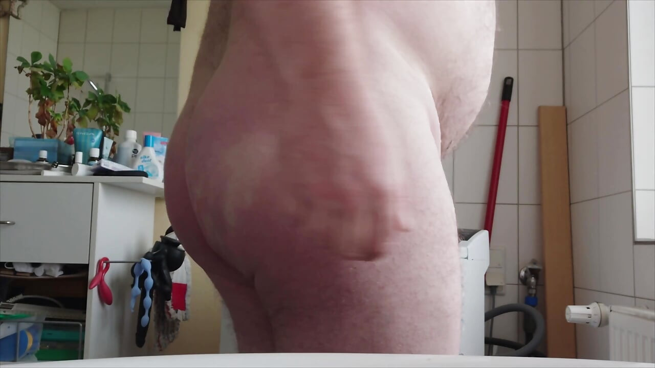 Carmen Nylonjunge Shaves Her Genital Area