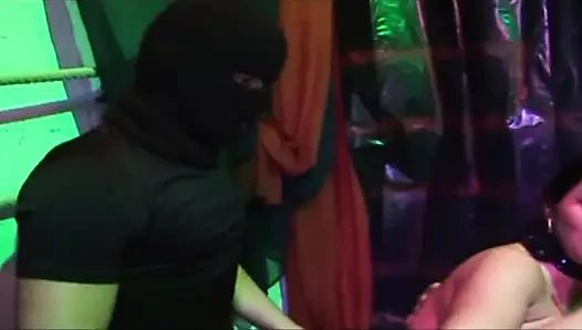 Olgun esmer sürtük vahşi partide zonklayan yarağı gırtlağına kadar alıyor
