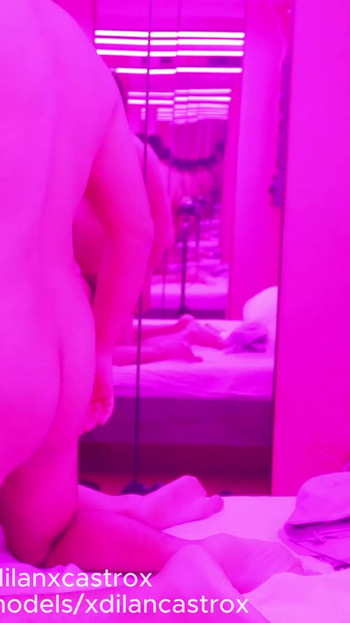 PREKRASNA TWINK JEBE SE BEZ KONDOMA OD ZBUNJENE HETERO OSOBE U MOTELU S PUNJENJEM PIČKE | Isječak 1