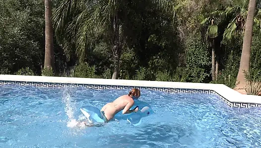 Обнаженная надувная скачка и шпеться в открытом бассейне