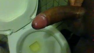 Masturbando no banheiro público