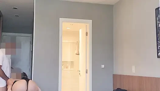 Während mein Mann grillt, lutsche ich den Schwanz seines Freundes und lasse mich von ihm ficken im Zimmer