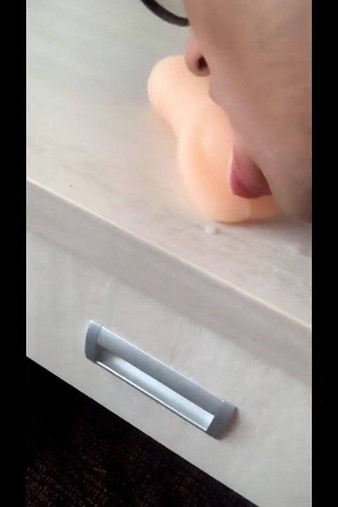 Twink sahte amından kendi dölünü yalıyor