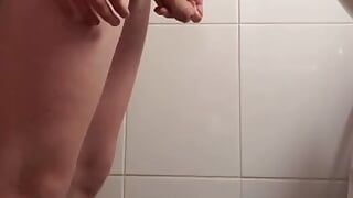 Pișare la toaletă