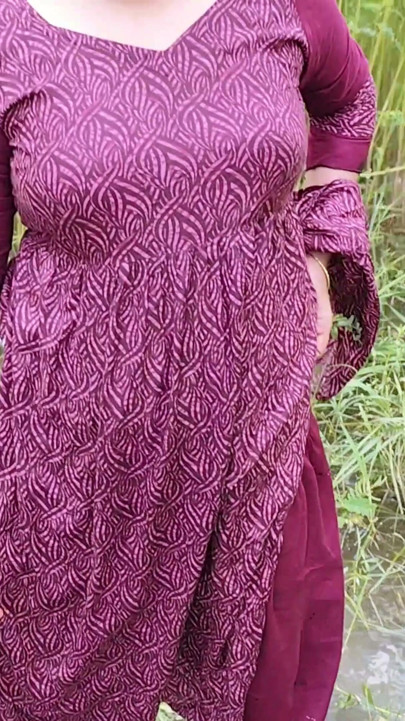 Video of hardly fucking a beautiful Indian auntie from the village at her home. | Clip 1