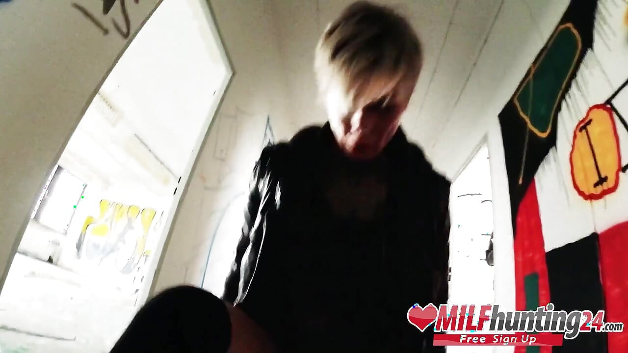 The MILF hunter bones a skinny MILF in an abandoned office building