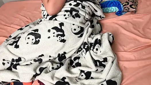 Üvey kız kardeşim odasında götünü gösteriyor ve beni mastürbasyon yaparken yakalıyor. Tepkisine bak!