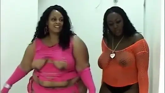 Riesiger körper, riesige möpse, riesiger arsch, lesbischer dildo in riesiger muschi