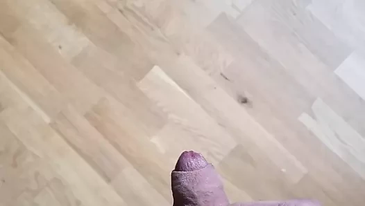 Kısa bir süre yere mastürbasyon yapıyor