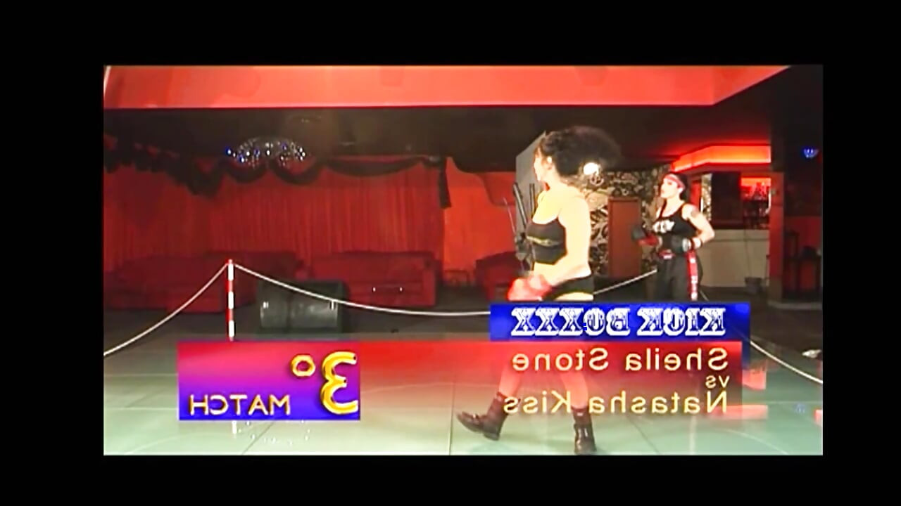 Фистинг волосатой киски для двух лесбиянок в боксерском спортзале