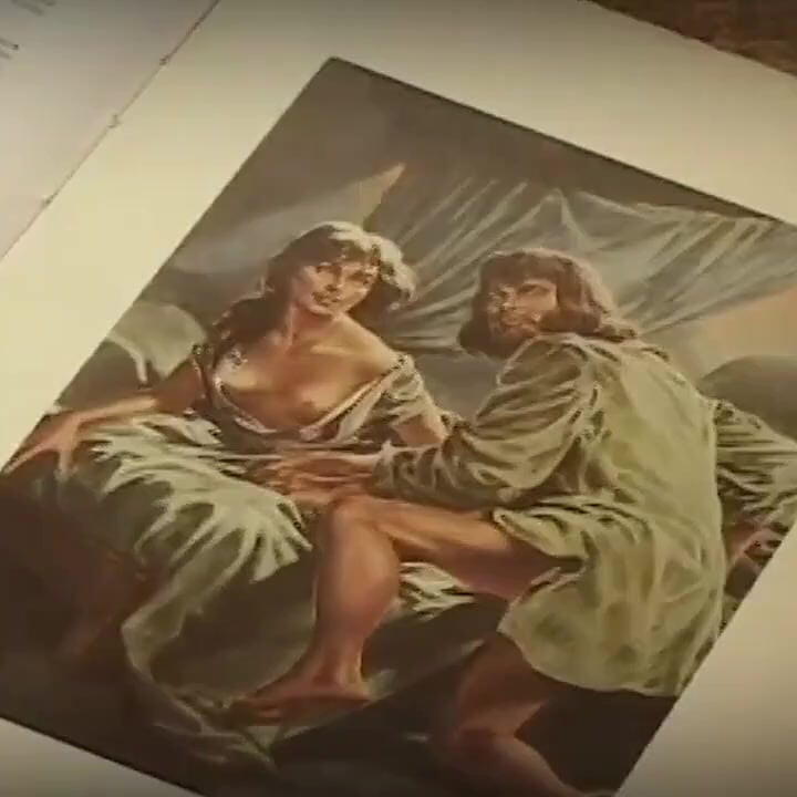 Esmer genç kız merdivende genişliyor sert
