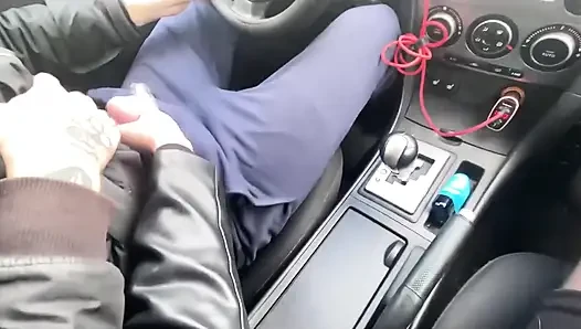 Незнакомец делает спонтанный минет в машине