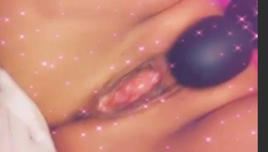 Sweetpinktose suka bermain dengan vagina ketatnya yang manis