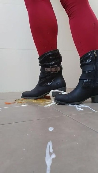 Neue Stiefel zerquetschen Essen und machen sie ein bisschen schmutzig