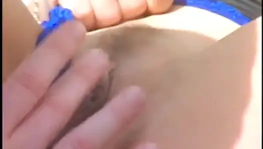 Ngentot di luar ruangan di tepi kolam renang dengan si rambut cokelat yang menggemaskan