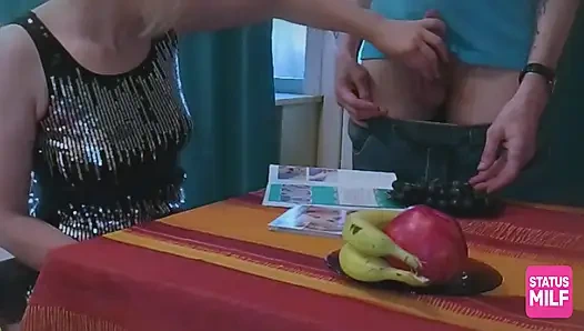 Aç olgun milf için spermle ıslatılmış üzüm