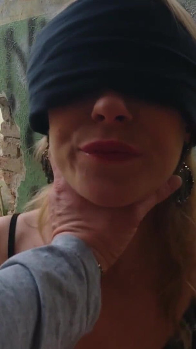 Legendärer Moment von "VIP4K. "Devote blondine mit verbundenen augen und grob gefickt"